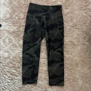 Women’s Old Navy Camo Leggings - Size S - 7/8ths Length